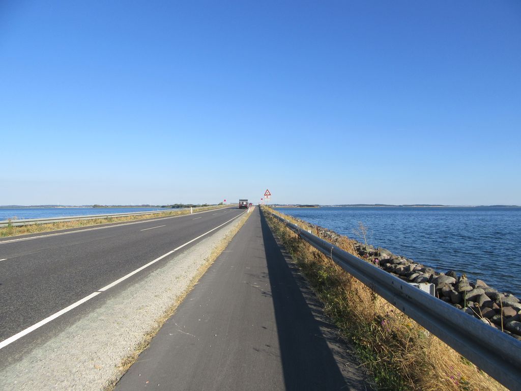 Route et piste (la mer des deux côtés !) 