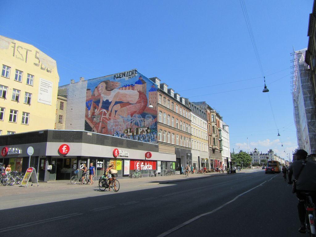 Une fresque avec des cyclistes sur le mur 