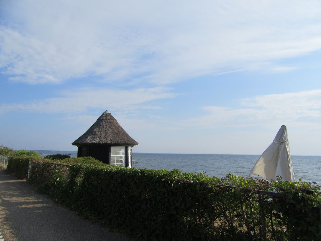 Maisons bourgoises de bord de mer ... avec cabane de plage de l'autre côté de la route 