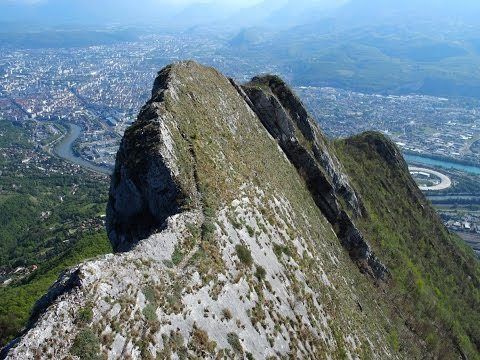 Une photo (wikipedia) assez terrifiante du passage , ça fait moins peur en vrai !