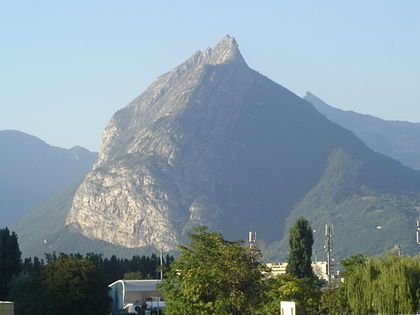Deux aspects de cette montagne et de l'arête que l'on suit (wikipédia)