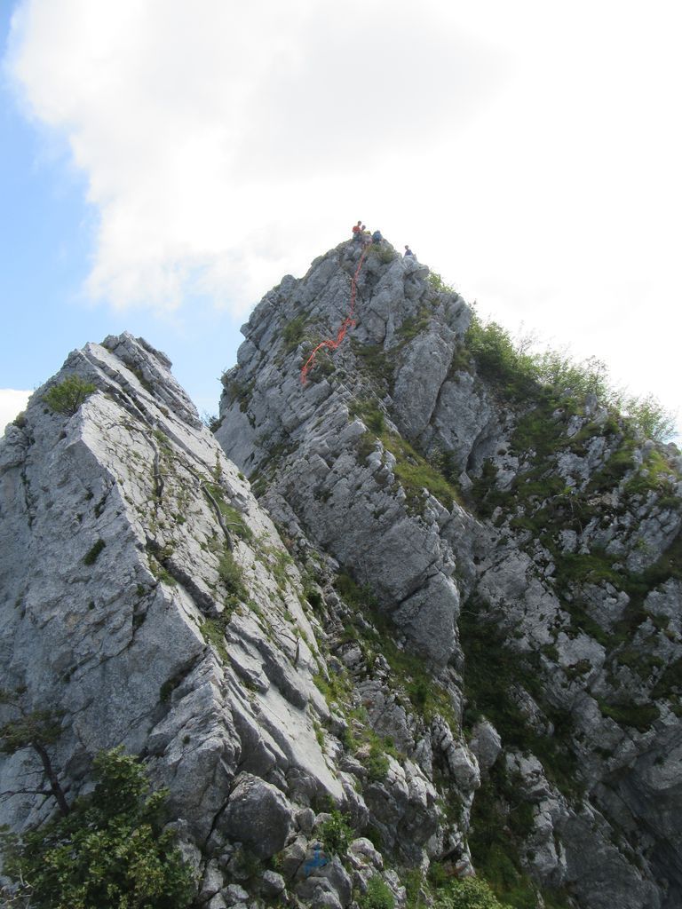 Une dernière descente avant le passage final, l'équipe de trois a sorti la corde. Un gars en solo apparait en plus ! 