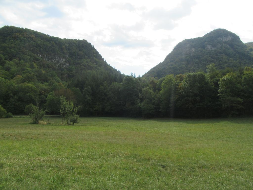 Montée au col , qui forme un "V" très ouvert. 