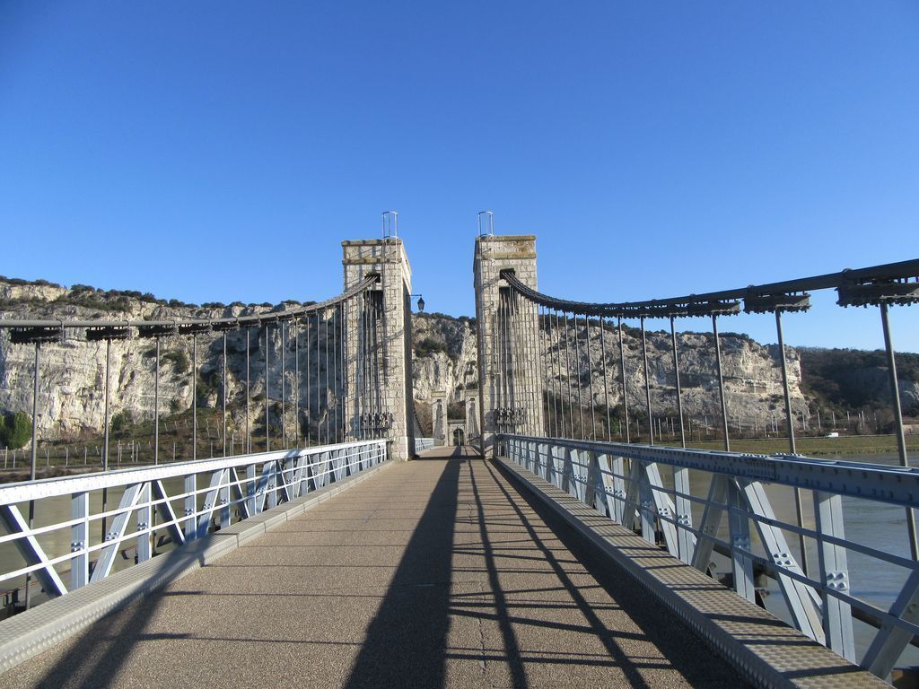 Dans le coin il y a le pont de Donzère qui est sympa à voir ! 