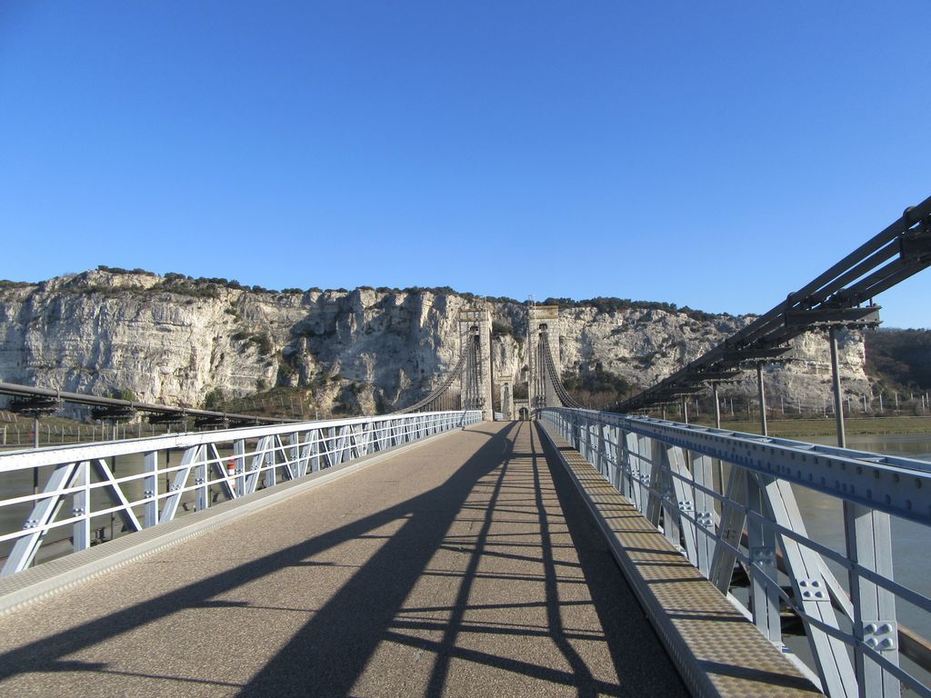 Dans le coin il y a le pont de Donzère qui est sympa à voir ! 