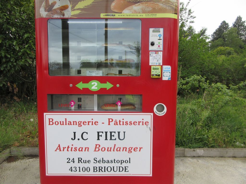 Un distributeur de  pain 24/24 à Brioude ... c'est déjà ça et il est très bon !