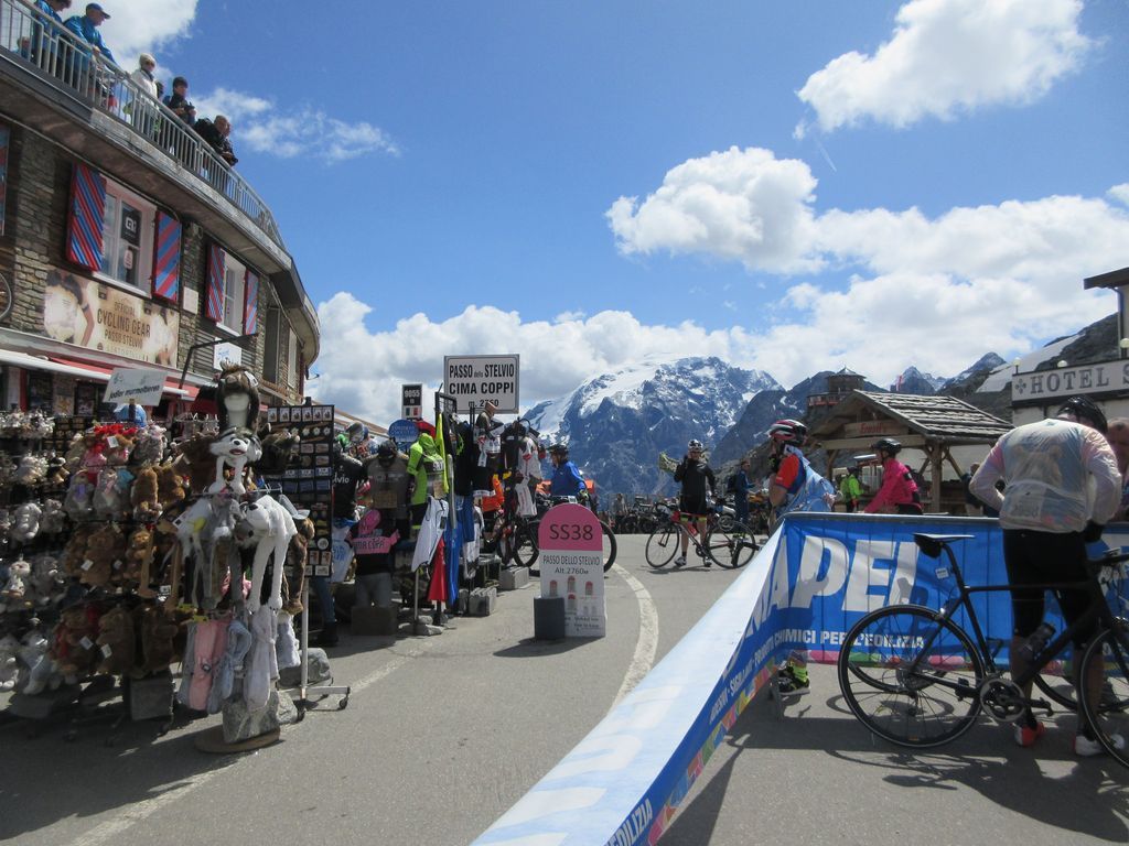 Ambiance Stelvio - le sommet de l'Orler et les lacets mythiques de l'autre côté 