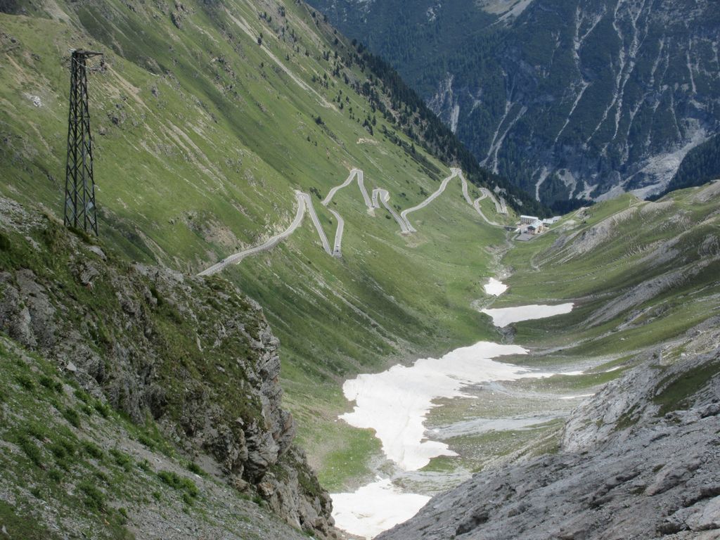 Ambiance Stelvio - le sommet de l'Orler et les lacets mythiques de l'autre côté 