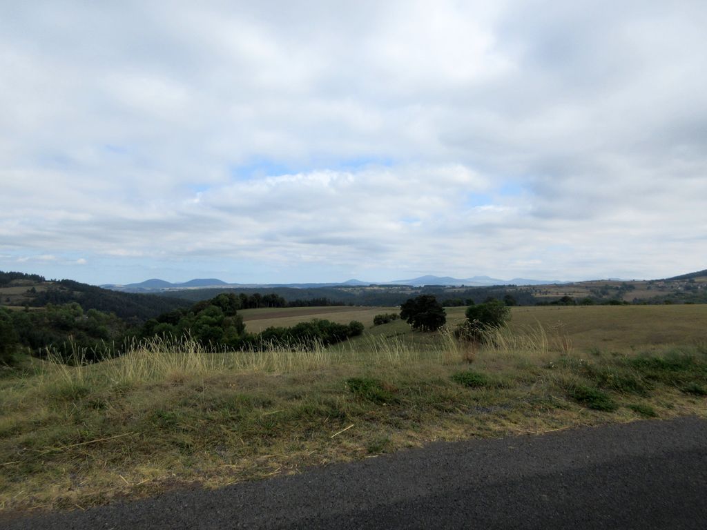 Après le Monastier sur Gazeille, le temps se couvre et un bon vent de sud se lève ! En plein dans le nez :-)