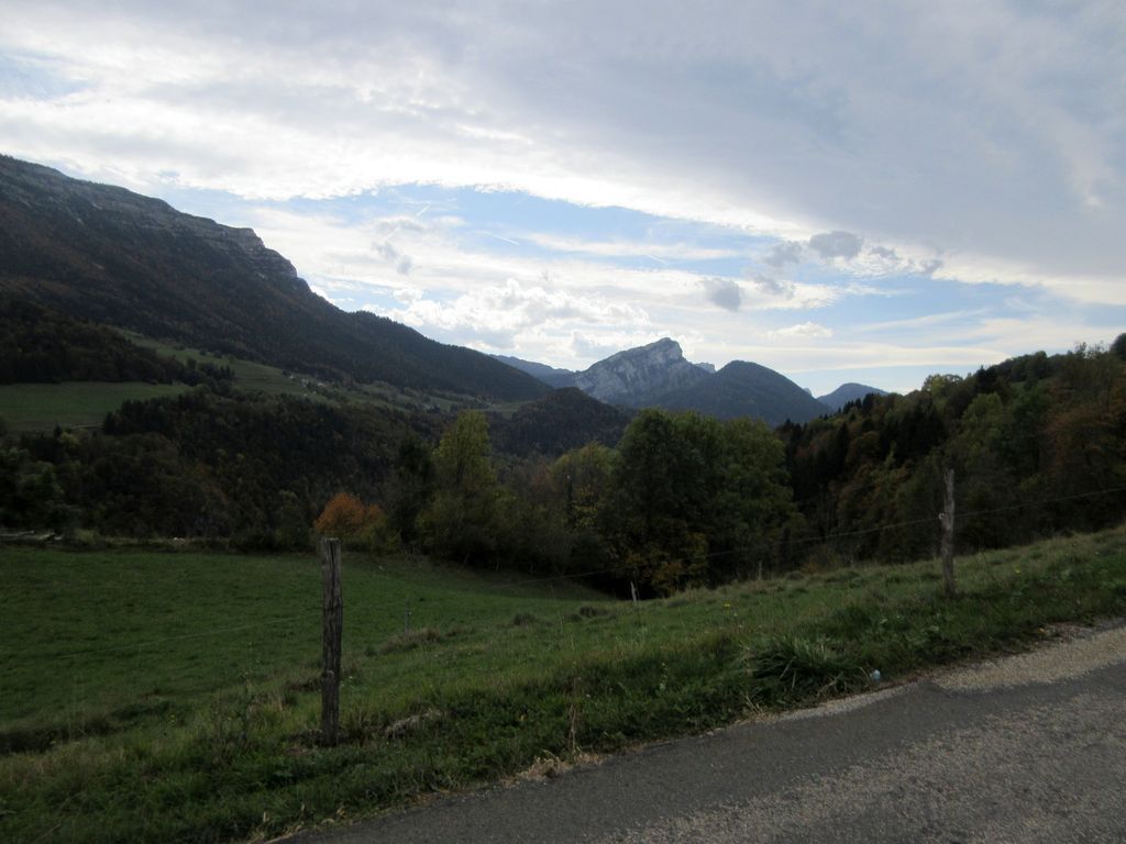 Montée vers le col de la Cluse - Vue sur Entremont le Vieux et le col du Granier