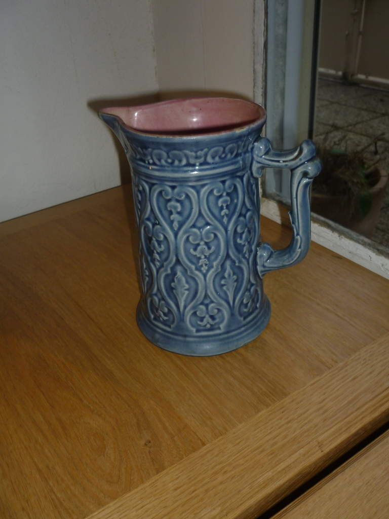 pichet ancien en barbotine
