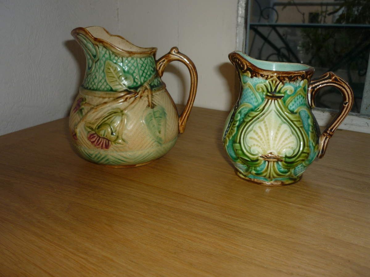 petits pichets en barbotine