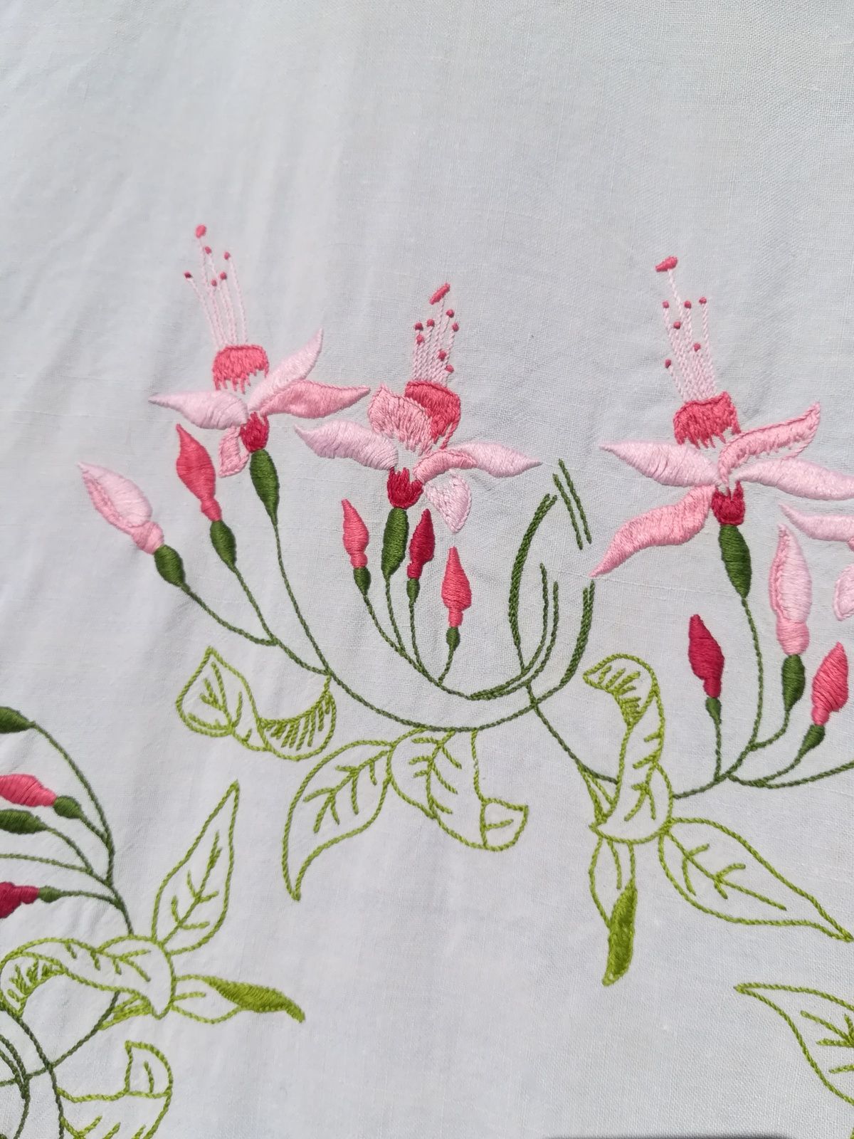 broderie handmade embroidery fushia vintage tablecloth