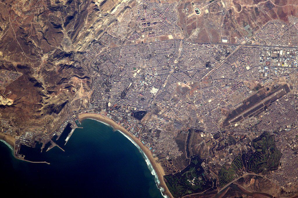 La ville d’Agadir, au Maroc. Stade de football en haut de la photo, golfs et résidences de luxe en bas 