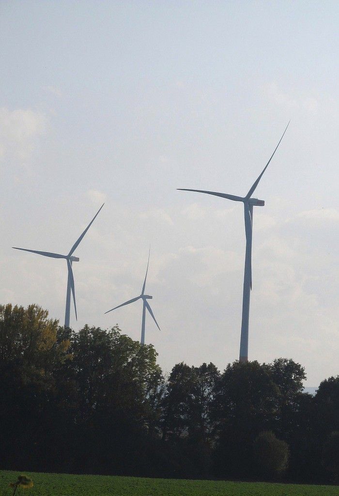 drei große Windkraftanlagen