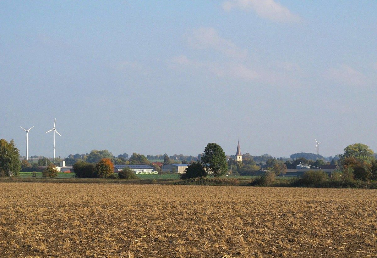 Blick auf ein Dorf zwischen den Feldern