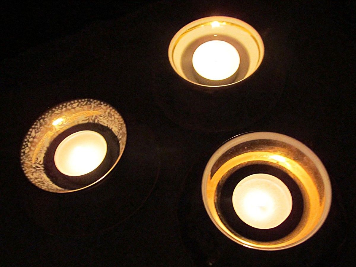 alte Moccatassen als Teelichthalter