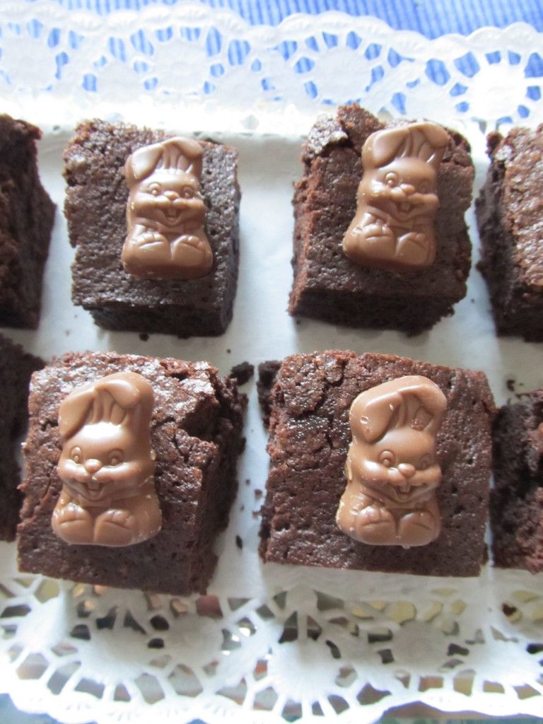 Schokohasen auf Schokoladenkuchen