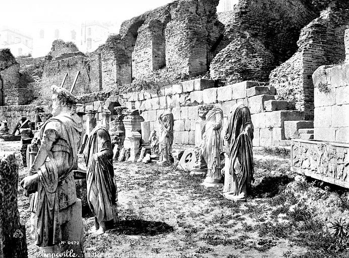 L'Empereur Antonin et ses acolytes entreposés dans le Théâtre Romain