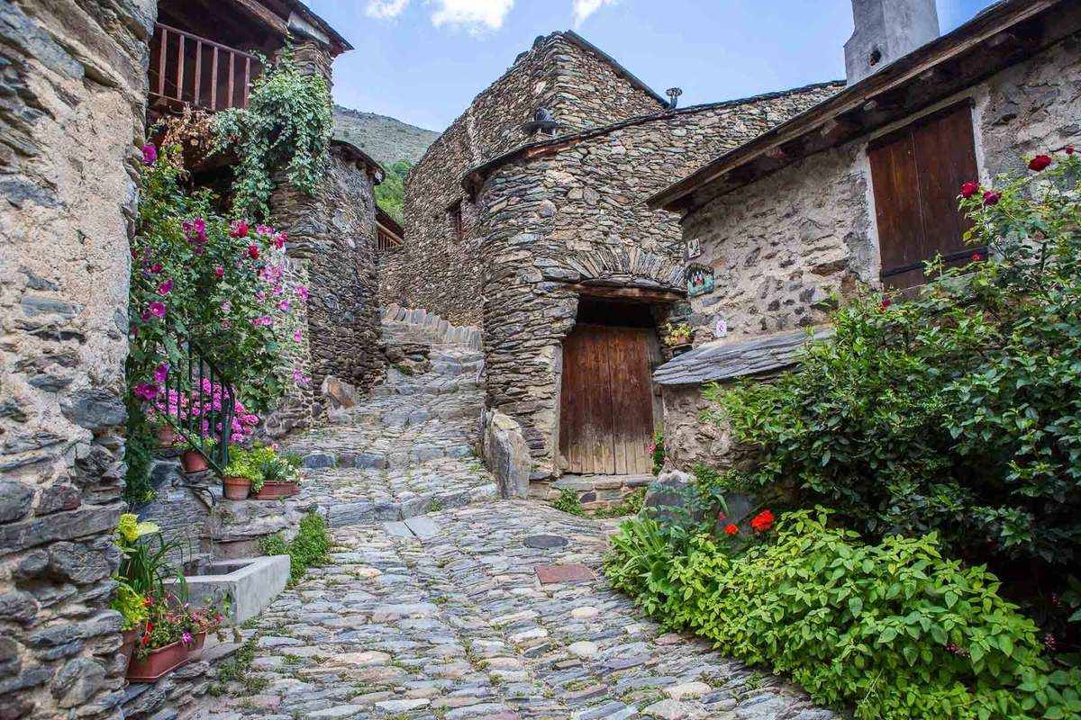 LES PLUS BEAUX VILLAGES DE FRANCE : EVOL (PYRENEES-ORIENTALES) - VICTOR ...