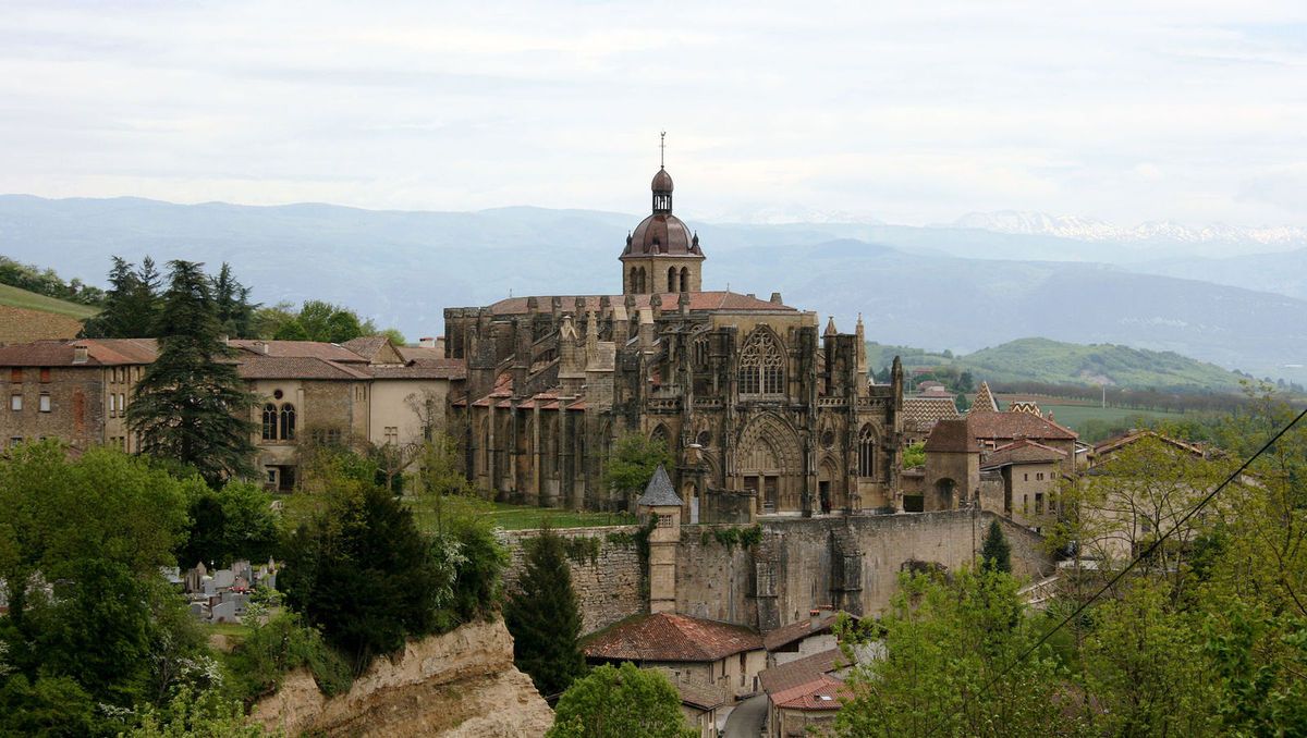 LES PLUS BEAUX VILLAGES DE FRANCE SAINTANTOINEl'ABBAYE (ISERE