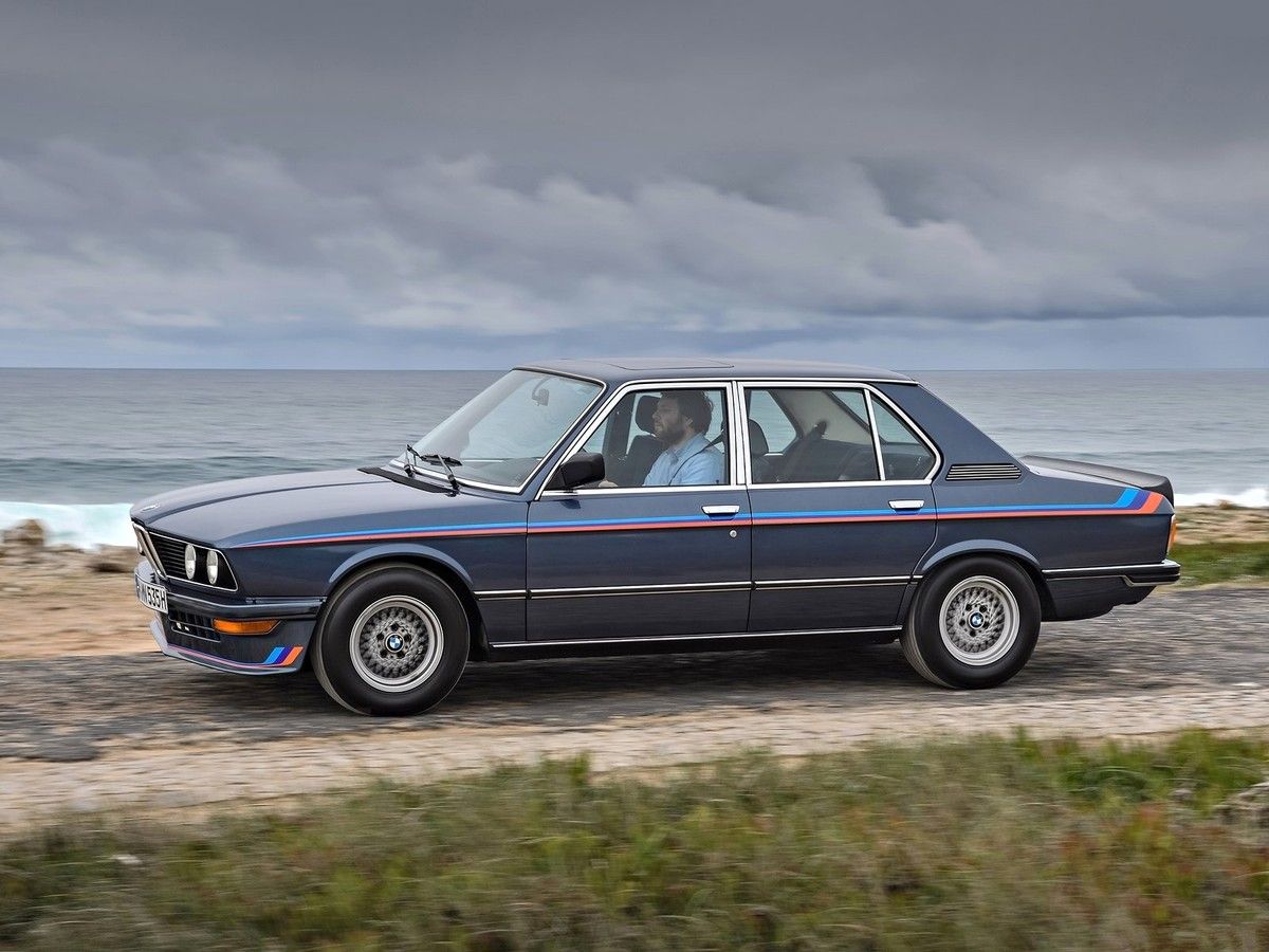 VOITURES DE LEGENDE (1080) : BMW SERIE 5 (E12) M 535i - 1980