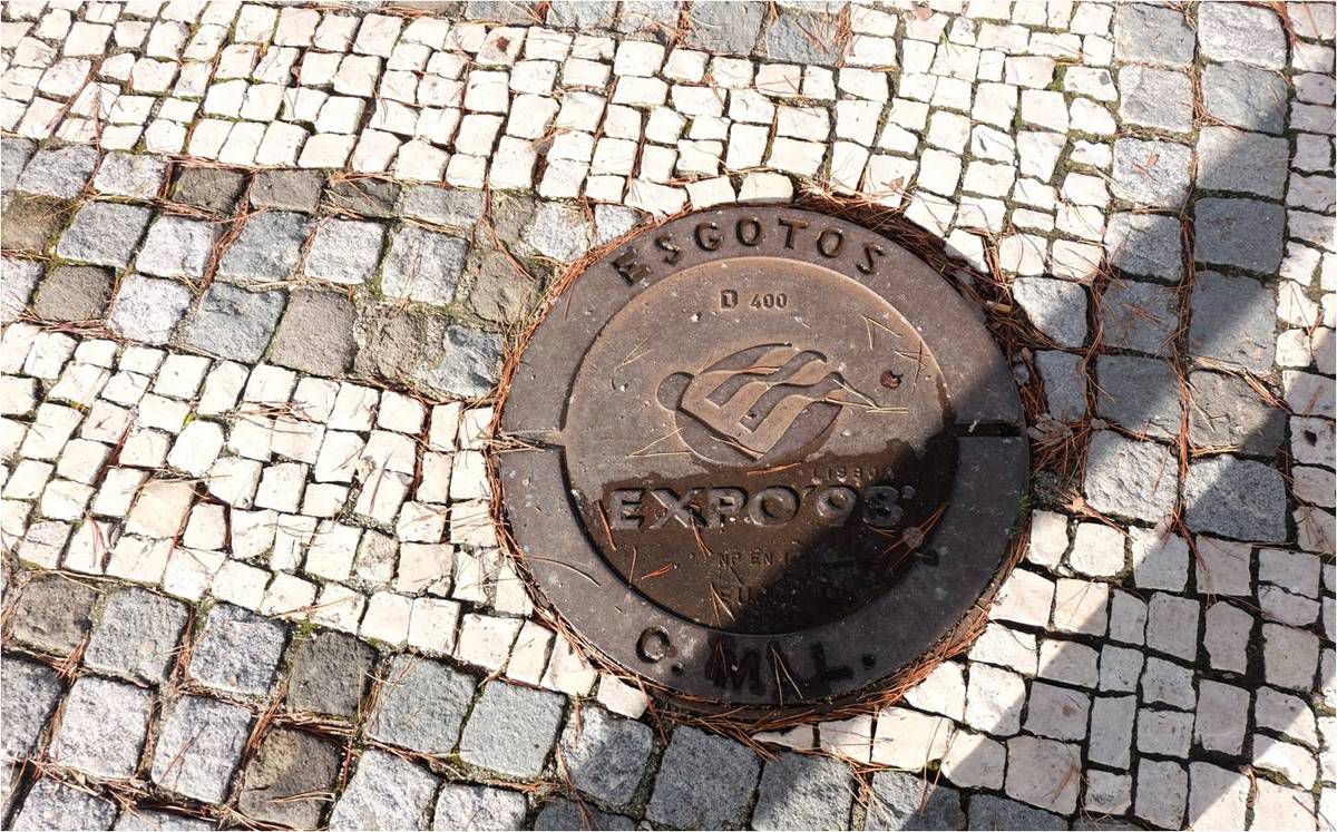 La plaque d'égout de l'exposition universelle de Lisbonne
