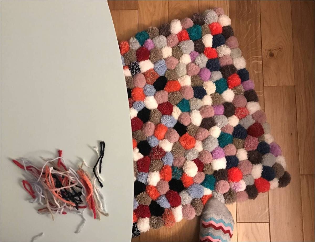 DIY UN TAPIS EN POMPONS DE LAINE - Mademoiselle Claudine le blog