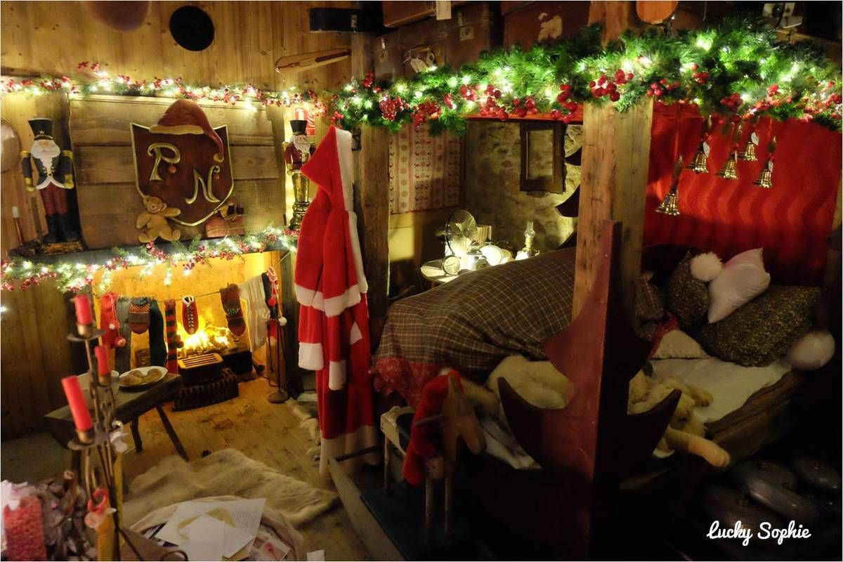 la chambre du pre nol avec une baignoire rouge et verte