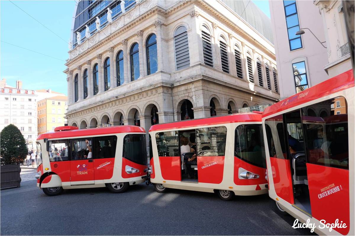 Le Lyon City Tram à destination de la Croix-Rousse