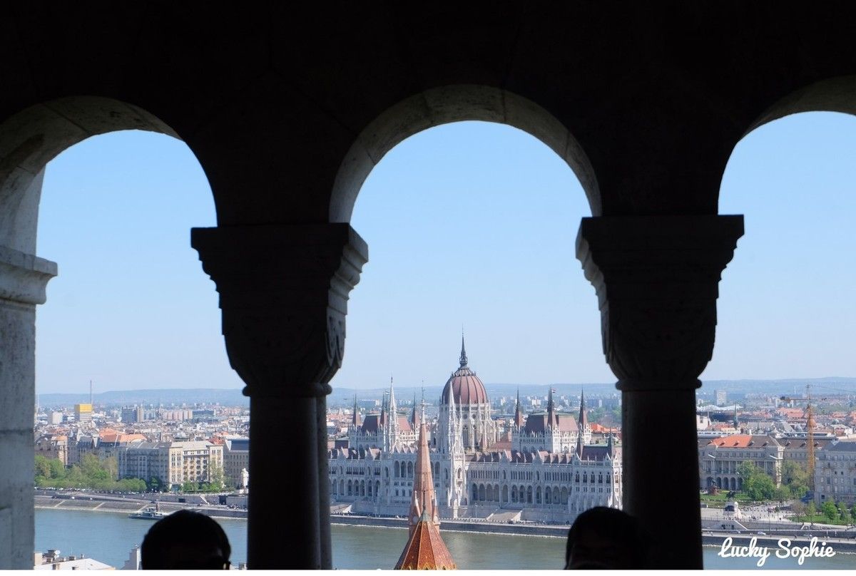 La vue parfaite depuis le restaurant sous les arcades du bastion des pêcheurs !