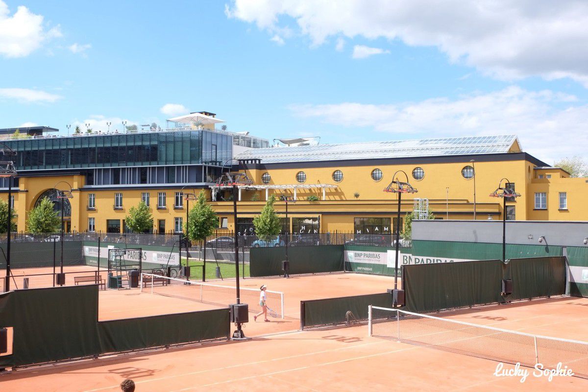 Le complexe hôtel-spa-restaurant-piscine Molitor vu depuis les courts de tennis Jean Bouin.
