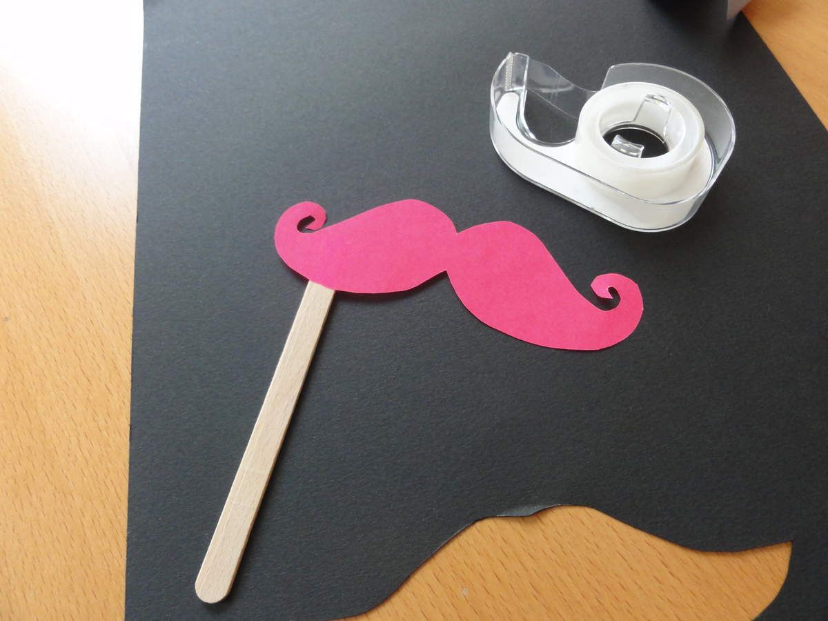 Que faire avec des bâtonnets de glace ? Un Photo Booth à moustaches ! DIY