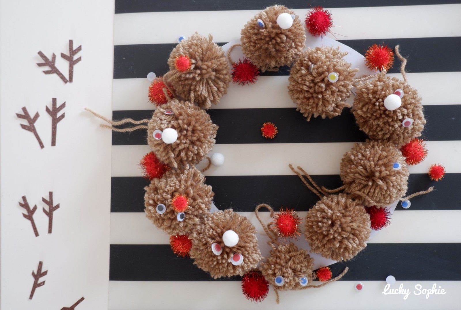 Couronne de Noël en pompons 🎄 DIY - Lucky Sophie blog famille voyage