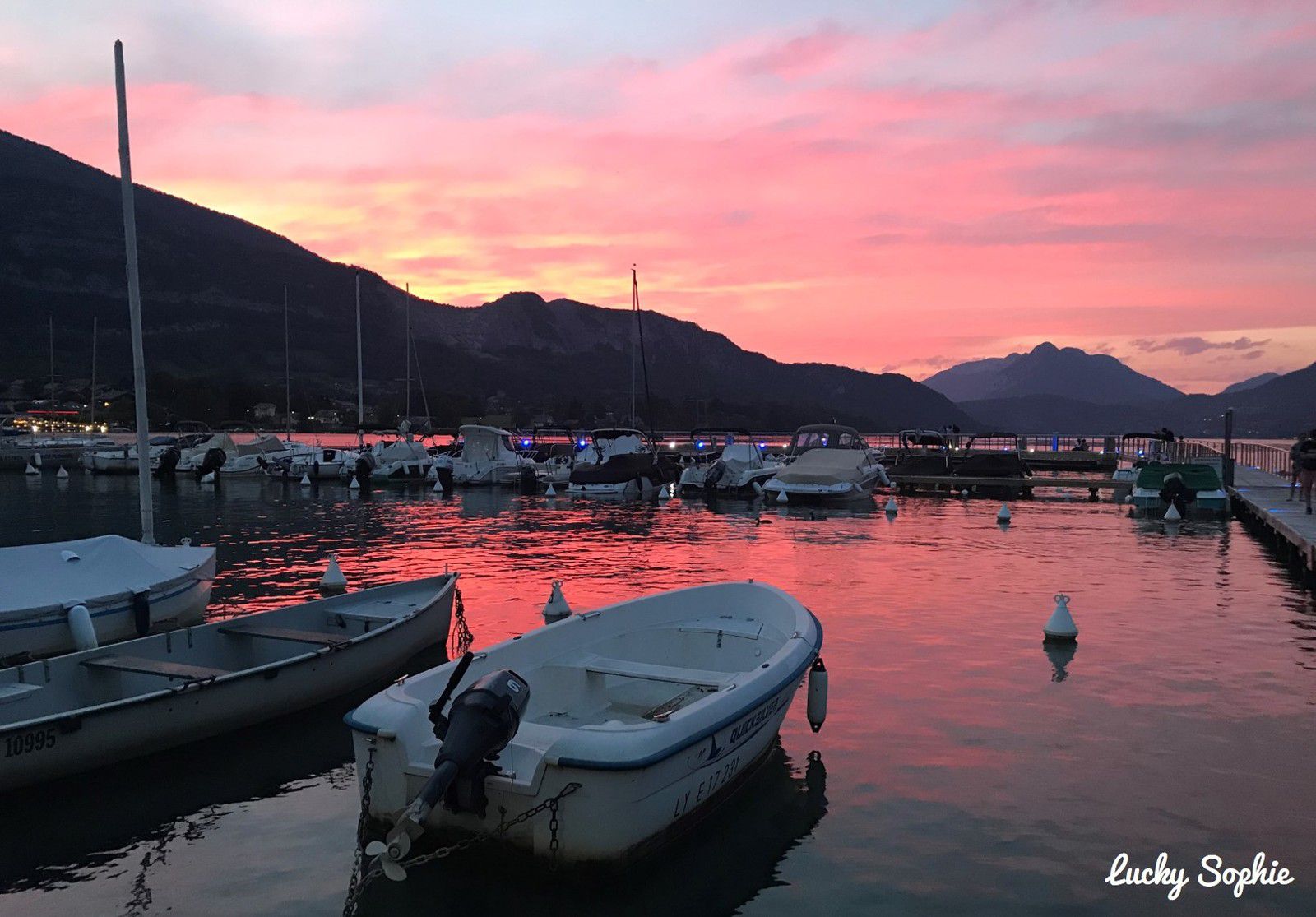 Assister à de magnifiques couchers de soleil sur le lac d'Annecy.