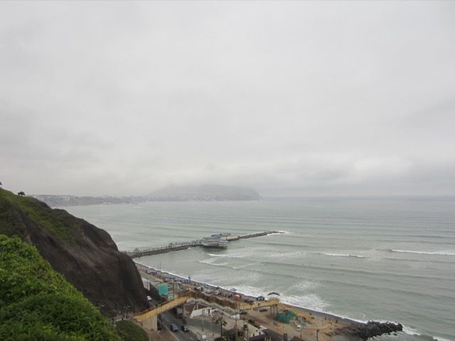 l'ocean Pacifique a Lima en bas des falaises