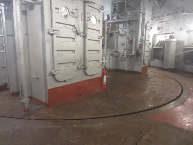sous une tourelle, dans les entrailles du cuirassé, trois ascenseurs pour acheminer les obus de plus d'une tonne