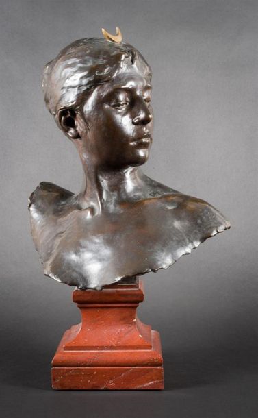 Alexandre FALGUIERE (1831-1900) Buste de Diane, Portrait de Cléo-Diane de Mérode, Bonze à patine brune, 59 cm. Fondeur : Thiébaut Frères.