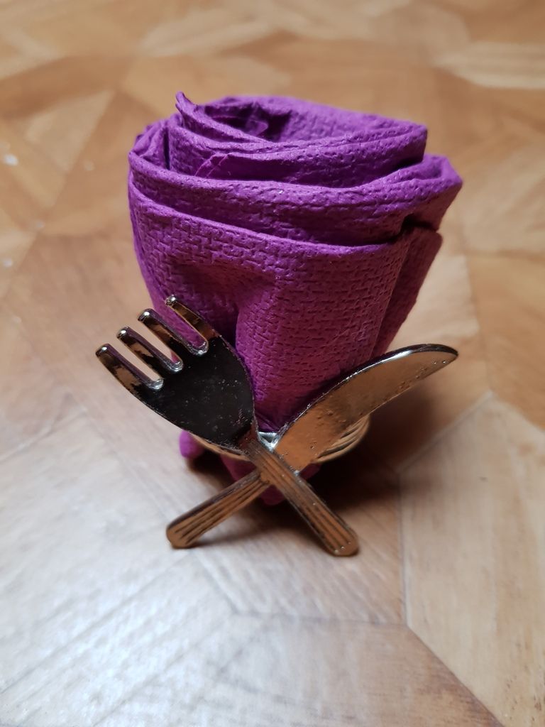 Pour l occasion  voici mon petit pliage de serviette en forme de rose
