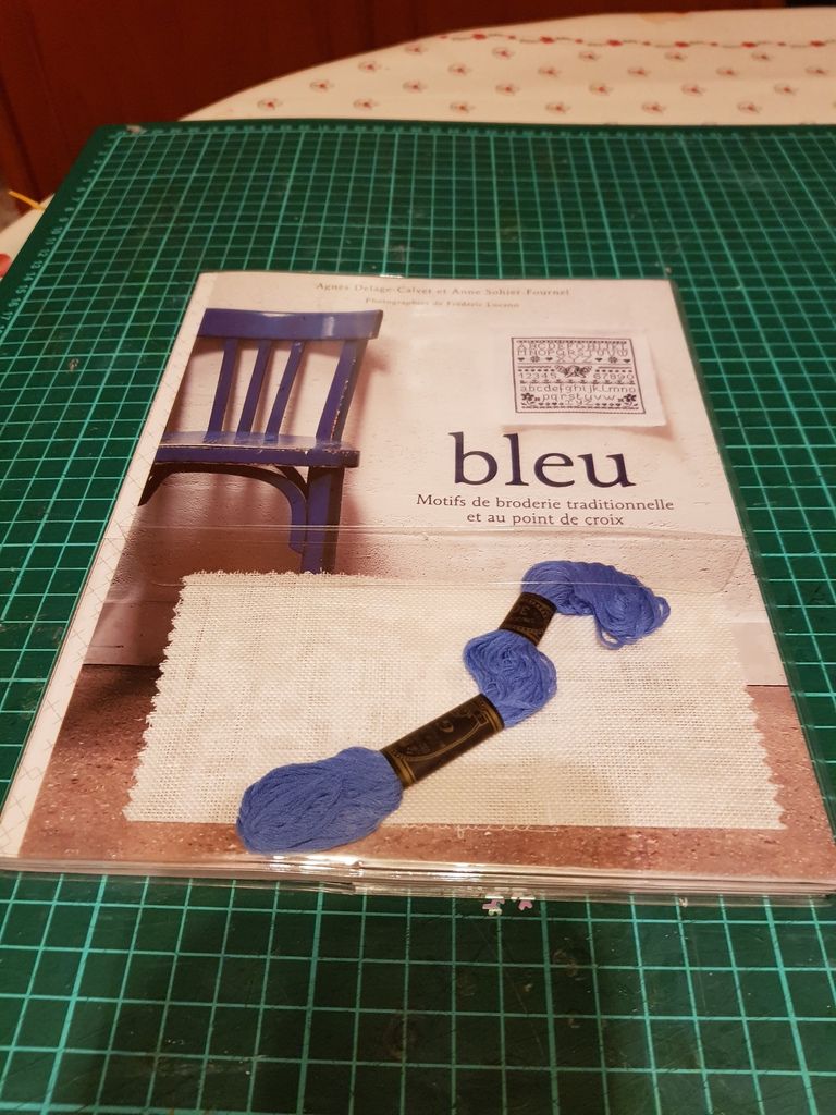J ai gagné  un joli livre de broderie bleue avec une toile et un fil bleu merci Matine