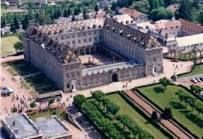 Trois corps de bâtiments en U, modèle de l'équilibre classique. Le cloître a été construit beaucoup plus tard.