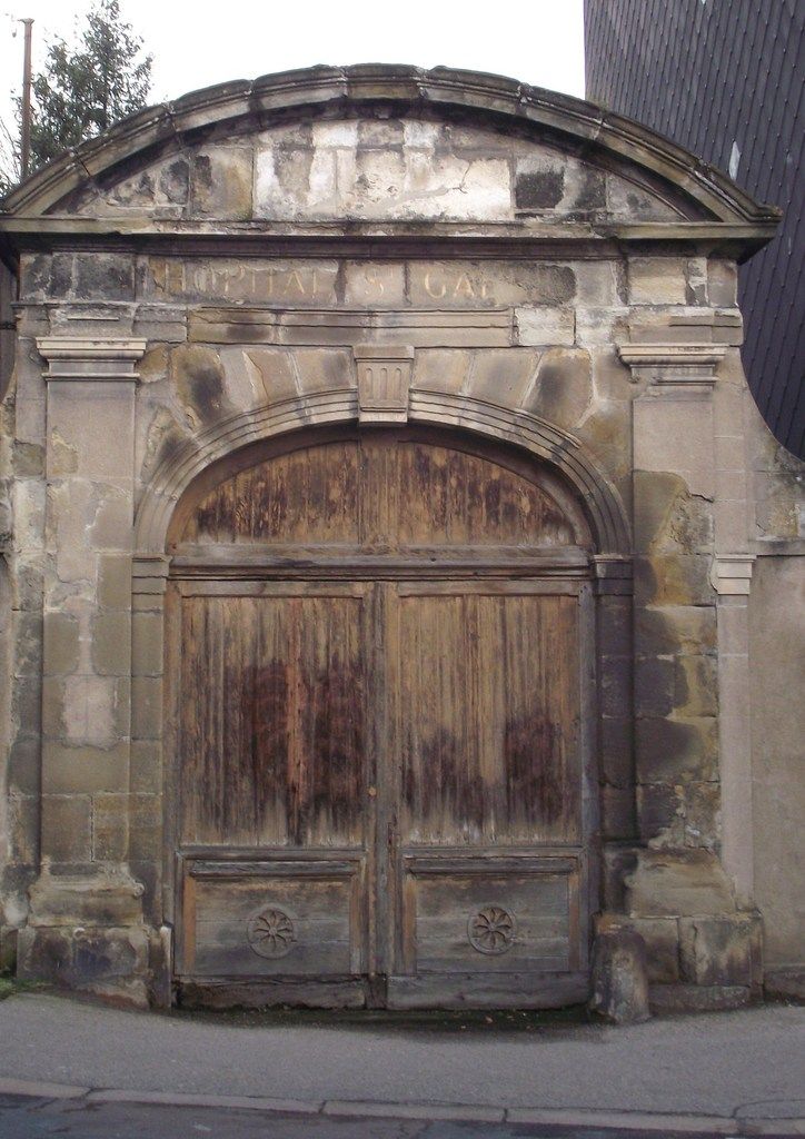 Porte condamnée de l'hôpital St-Gabriel. Photo de Claude Chermain.