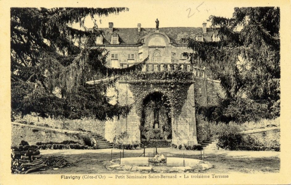 Flavigny et ses terrasses.