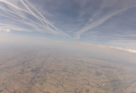 Notre ciel, autrefois beau et bleu, est maintenant bouché par des aérosols toxiques provenant d'épandages aériens clandestins à grande échelle.