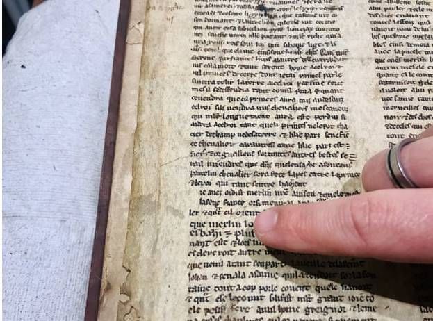 parchemin-du-conte-de-merlin-bristol-legende-arthurienne-audetourdunlivre.com