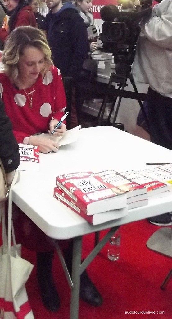 Aurelie-Valognes-signature-salon-du-livre-2019-audetourdunlivre.com