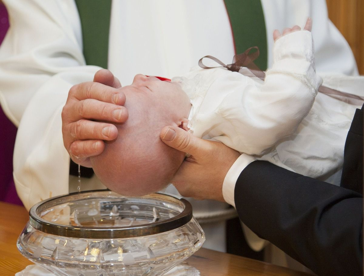 rôle du parrain et de la marraine lors d'un baptême religieux