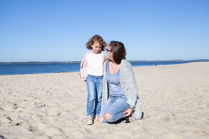 séance photo à la plage entre mère et fille