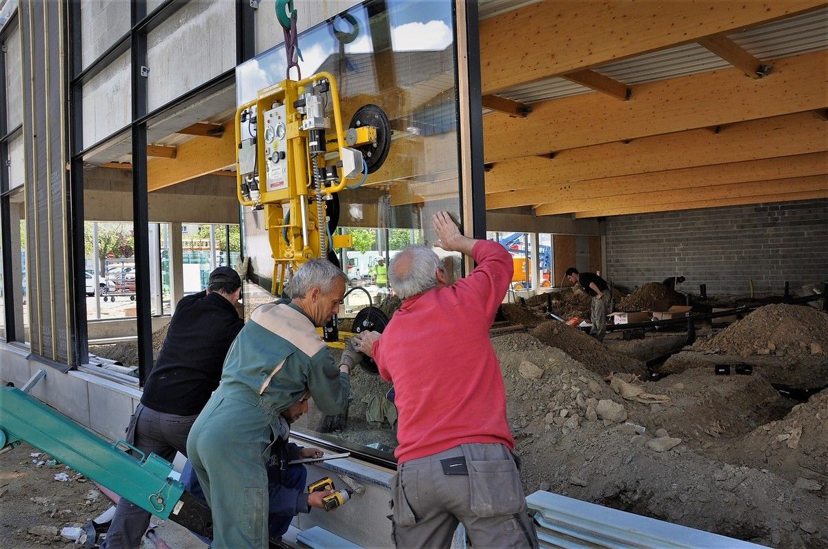 La mise en place des vitres en mai sur la future boulangerie (archive Penhars Infos)