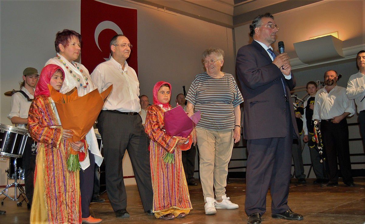 Mehmet Altintas, premier président de l'association, ouvrant la fête des enfants en 2008 (archive Penhars Infos)